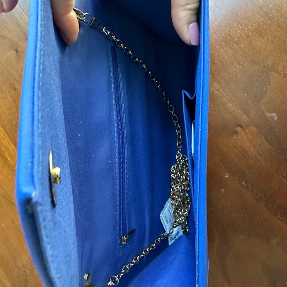 Envelope purse with detachable gold tone chain. - Picture 3 of 4